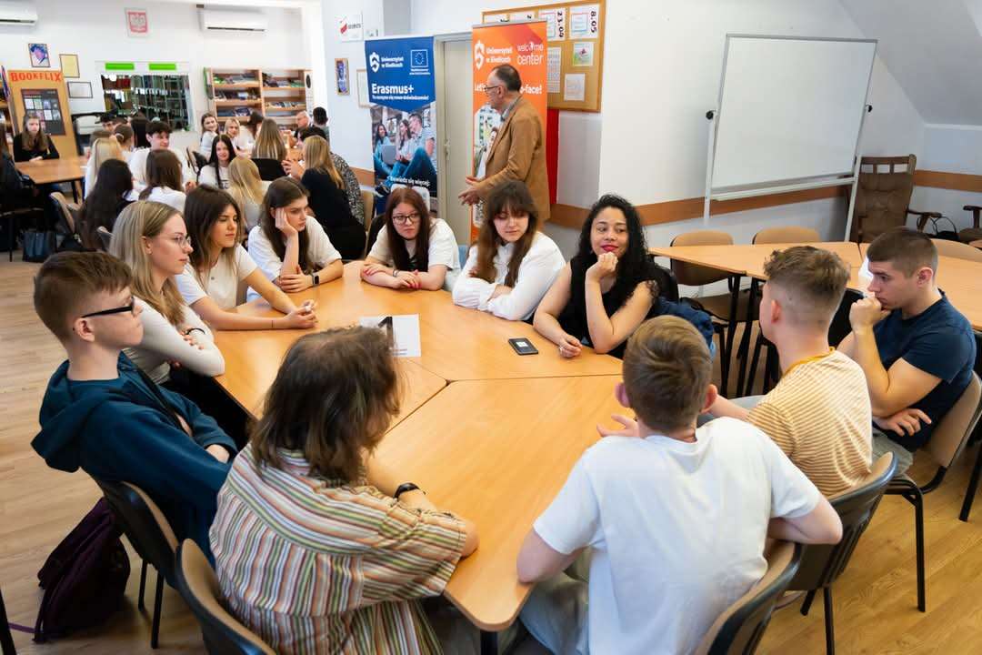 Studenci na spotkaniu w liceum promujący erasmus +.