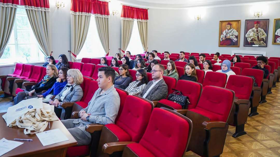Powitanie studentów zagranicznych w sali wykładowej Pałacu Ogińskich.